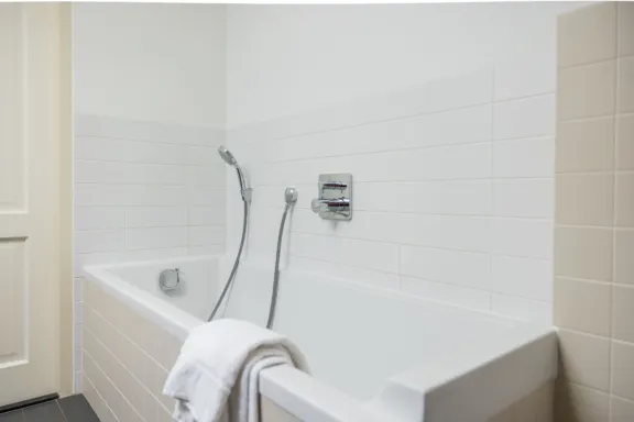 Ligbad handdouche Hotel appartement bad douche Tjermelan Terschelling